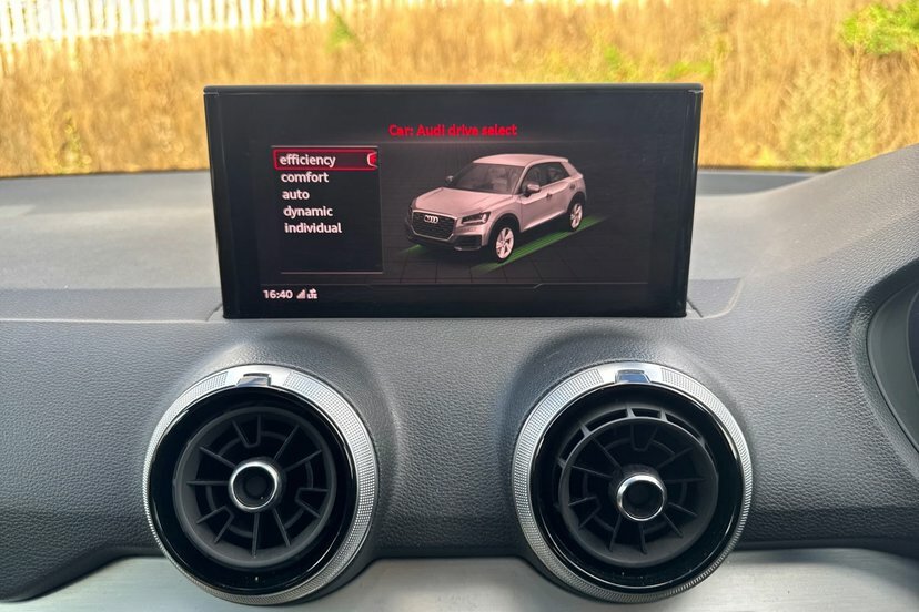 Audi Q2 Black Edition 35 Tfsi 150 Ps S Tronic White #38