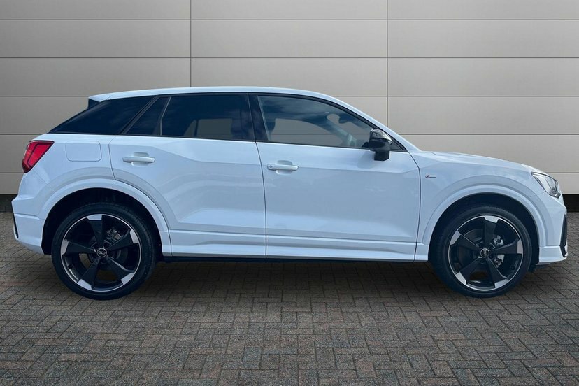 Audi Q2 1.5 Tfsi Cod 35 Black Edition Suv S Tro  #4