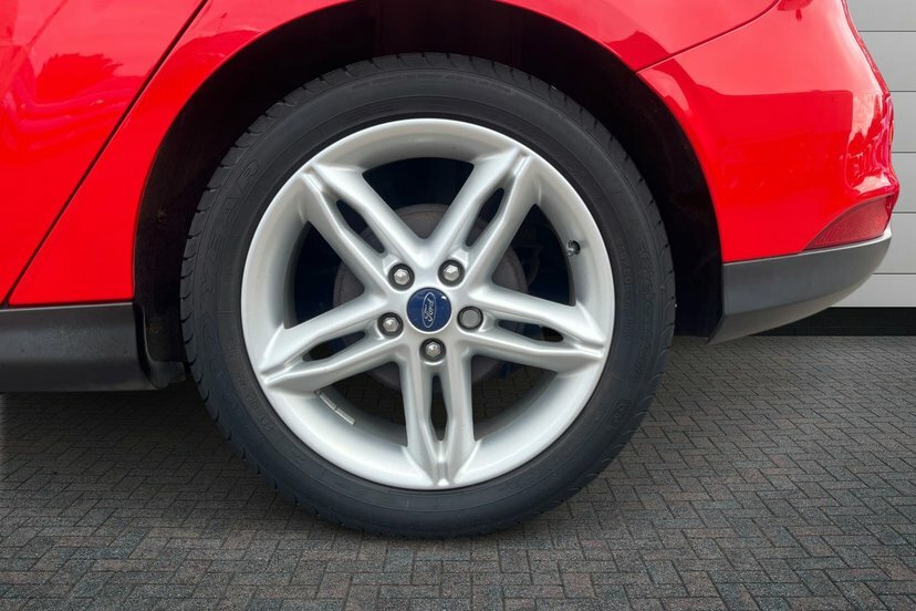 Ford Focus 1.0T Ecoboost Titanium Hatchback Red #5