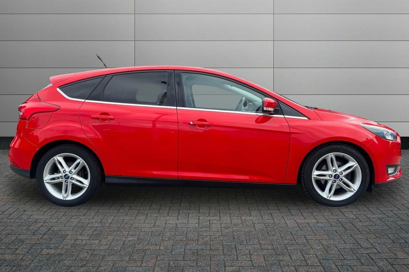Ford Focus 1.0T Ecoboost Titanium Hatchback Red #4