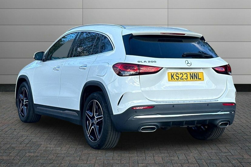 Mercedes-Benz GLA Class Gla200 Amg Line Premium White #2