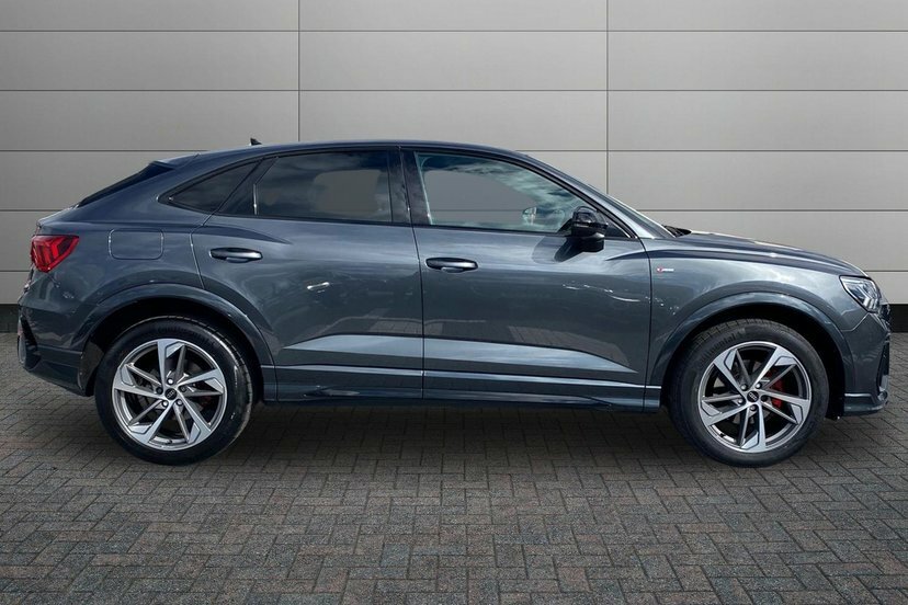 Audi Q3 1.5 Tfsi Cod 35 Black Edition Sportback Grey #4