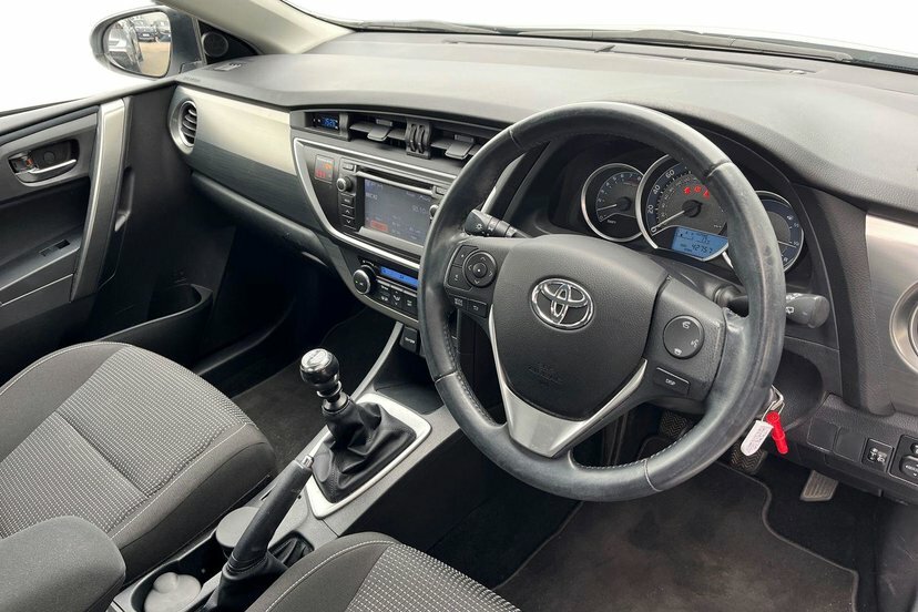 Toyota Auris 1.6 V-matic Icon Hatchback Euro White #6