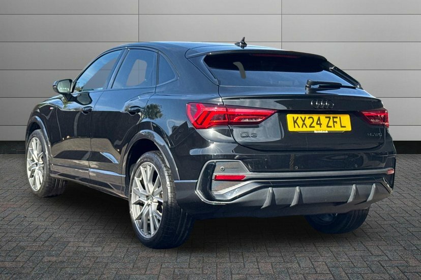 Audi Q3 1.5 Tfsi Cod 35 Black Edition Sportback Black #3