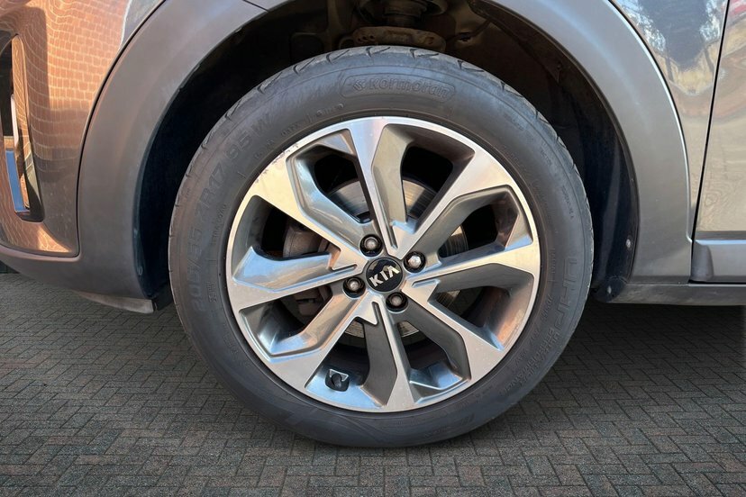 Kia Stonic 1.4 2 Suv 98 Bhp Grey #5