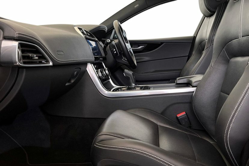Jaguar XE 2.0 D200 Mhev R-dynamic Black Saloon Au Black #3