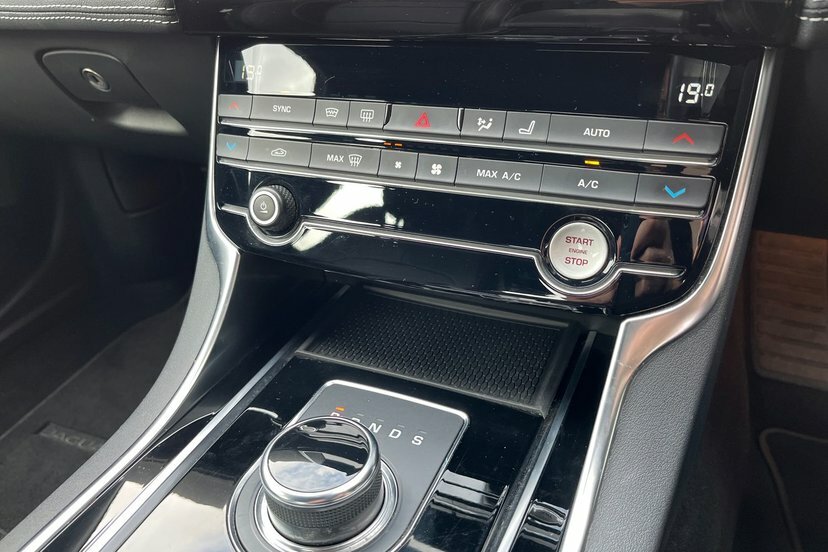 Jaguar XE 2.0D R-sport Black #14