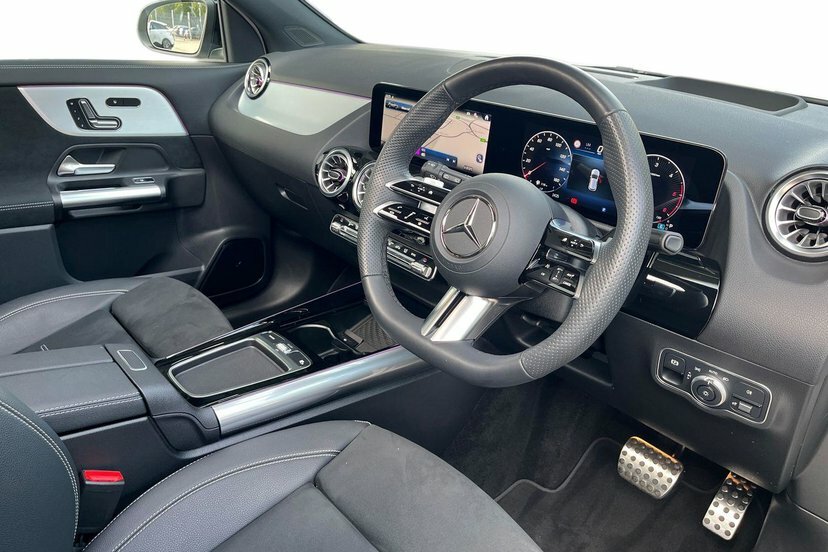 Mercedes-Benz GLA Class Gla200d Amg Line Premium Plus White #5