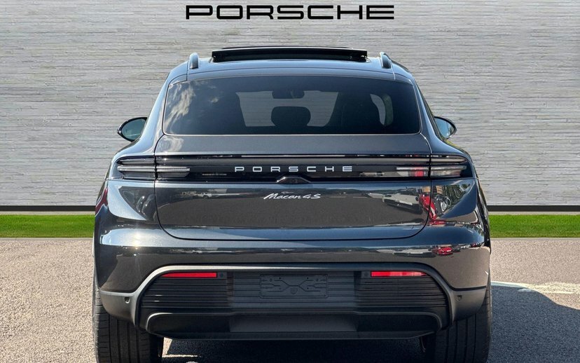 Porsche Macan 100Kwh Gts Black #4