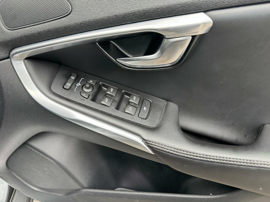 Volvo V40 D2 122 Momentum Edition Black #34