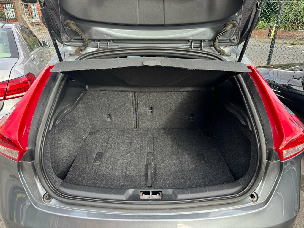 Volvo V40 D2 122 Momentum Edition Black #42