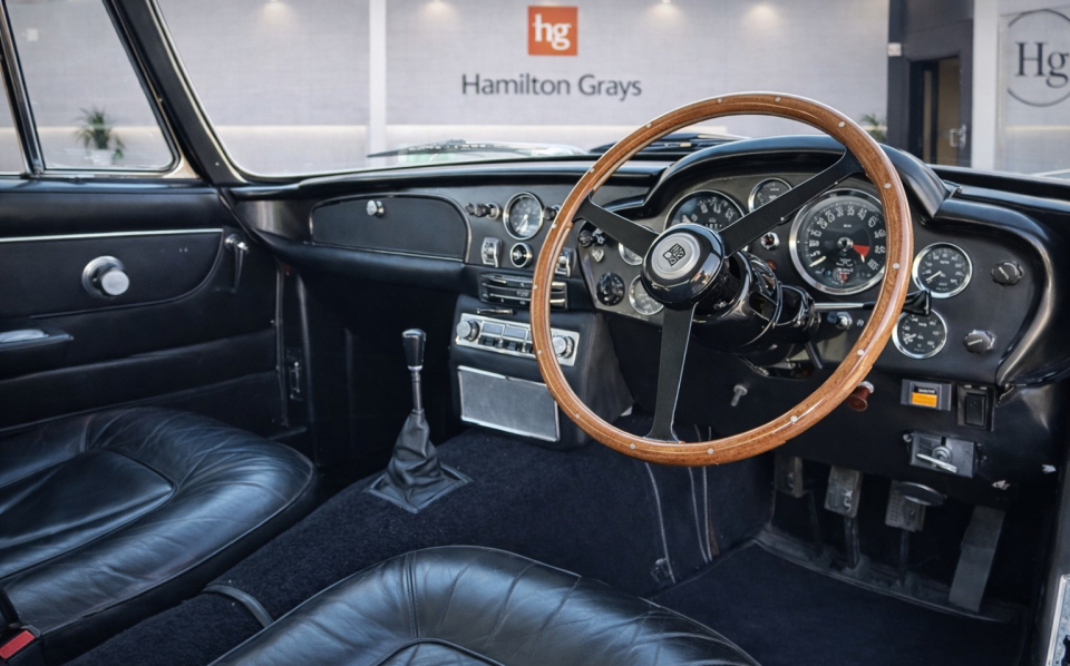 Aston Martin DB6 Petrol