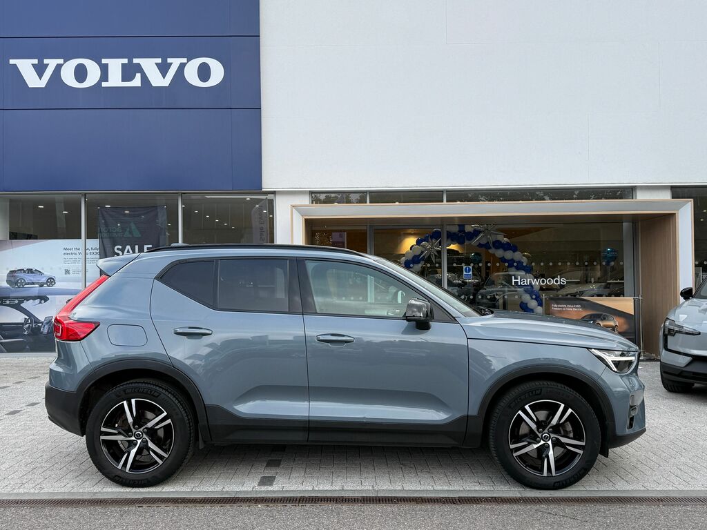 Volvo XC40 Plus Black #2