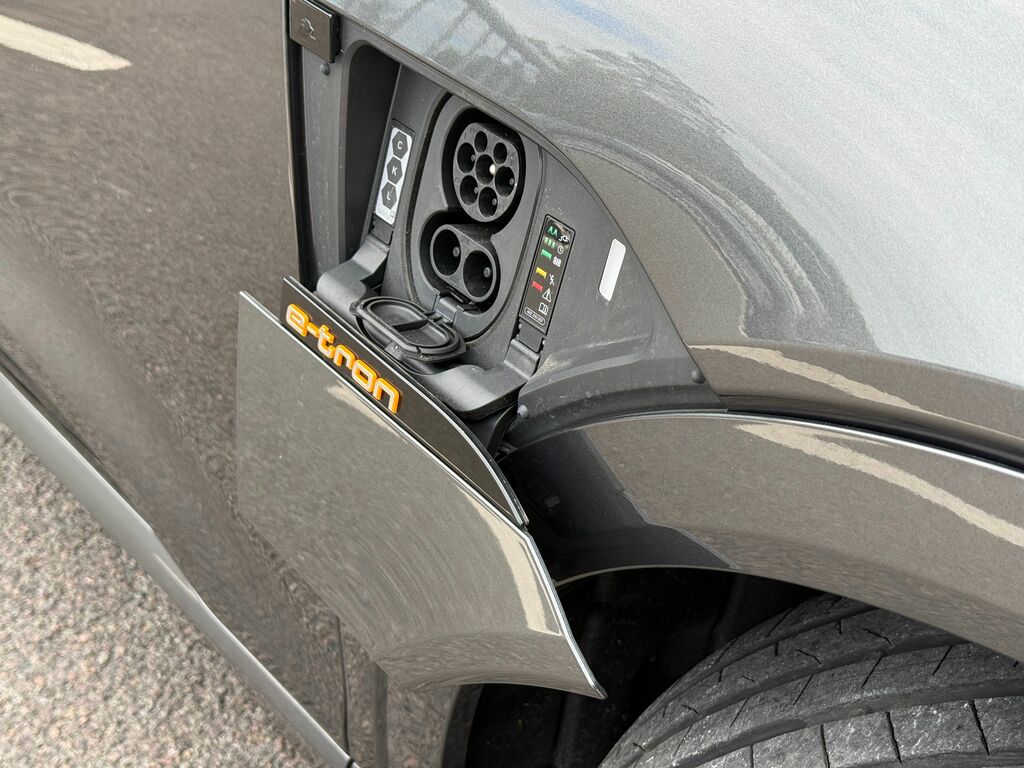 Audi E-tron Black Edition Black #5