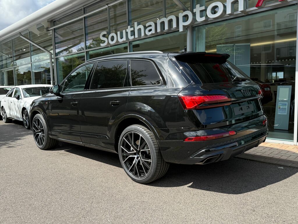 Audi Q7 Black Edition Black #3