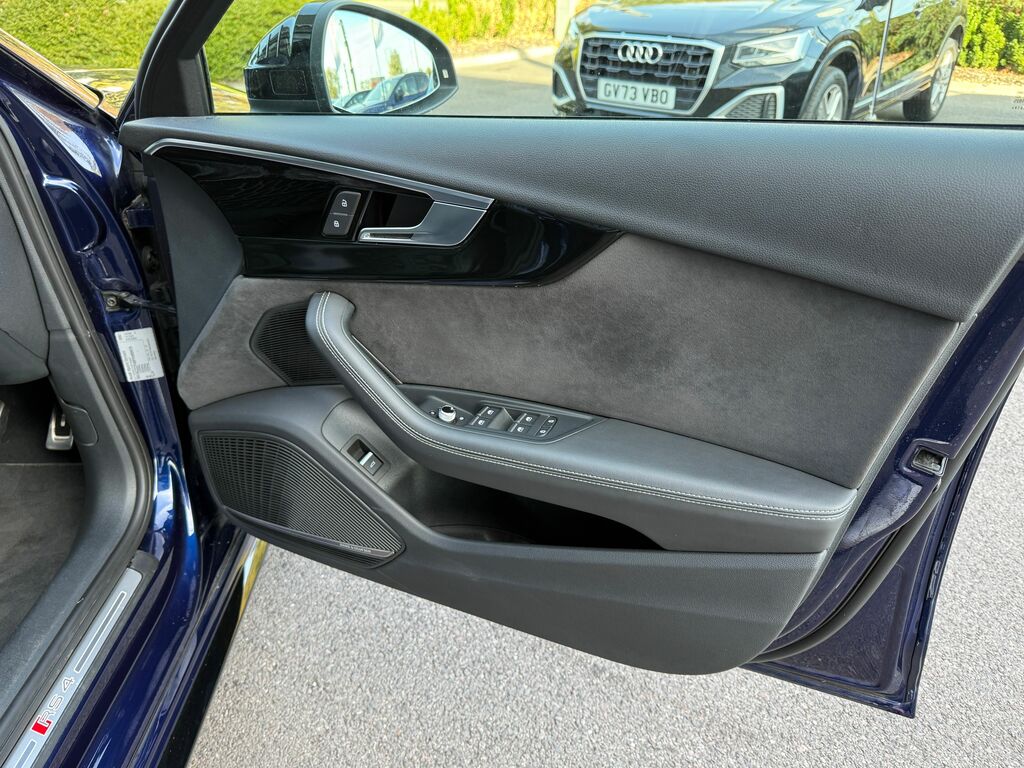 Audi RS4 Rs 4 Tfsi Quattro Carbon Black S Tronic Black #33