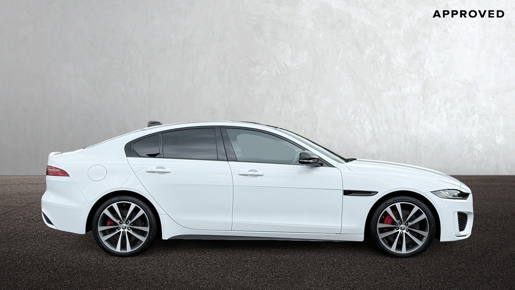 Jaguar XE 2.0 D200 Mhev R-dynamic Se Black Saloon Red #5
