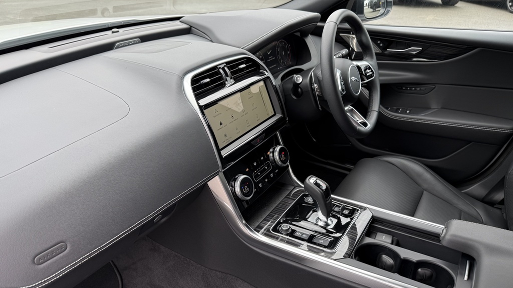 Jaguar XE 2.0 D200 Mhev R-dynamic Se Black Saloon Red #54