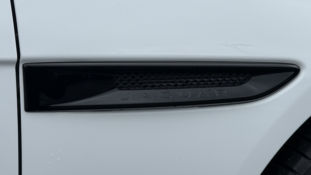 Jaguar XE 2.0 D200 Mhev R-dynamic Se Black Saloon Red #19