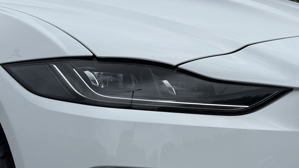 Jaguar XE 2.0 D200 Mhev R-dynamic Se Black Saloon Red #16