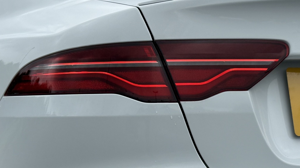 Jaguar XE 2.0 D200 Mhev R-dynamic Se Black Saloon Red #18