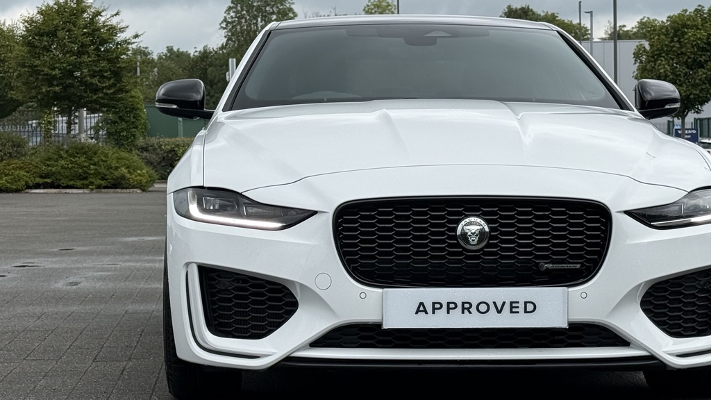 Jaguar XE 2.0 D200 Mhev R-dynamic Se Black Saloon Red #21