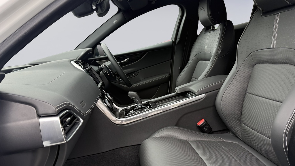 Jaguar XE 2.0 D200 Mhev R-dynamic Se Black Saloon Red #3
