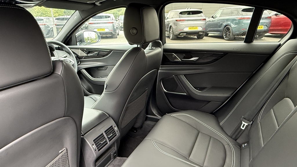 Jaguar XE 2.0 D200 Mhev R-dynamic Se Black Saloon Red #55