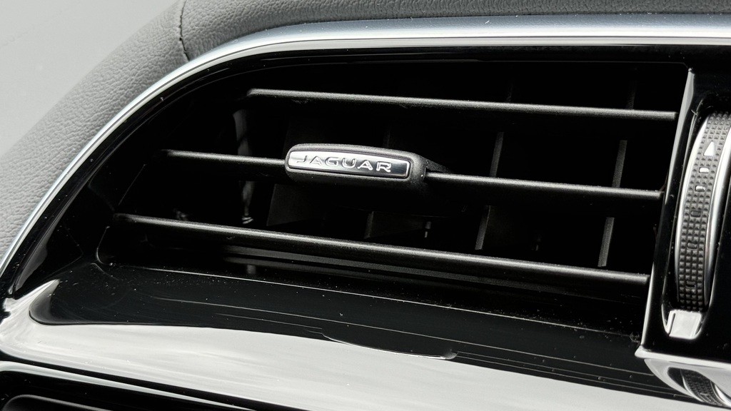 Jaguar XE 2.0 D200 Mhev R-dynamic Se Black Saloon Red #45