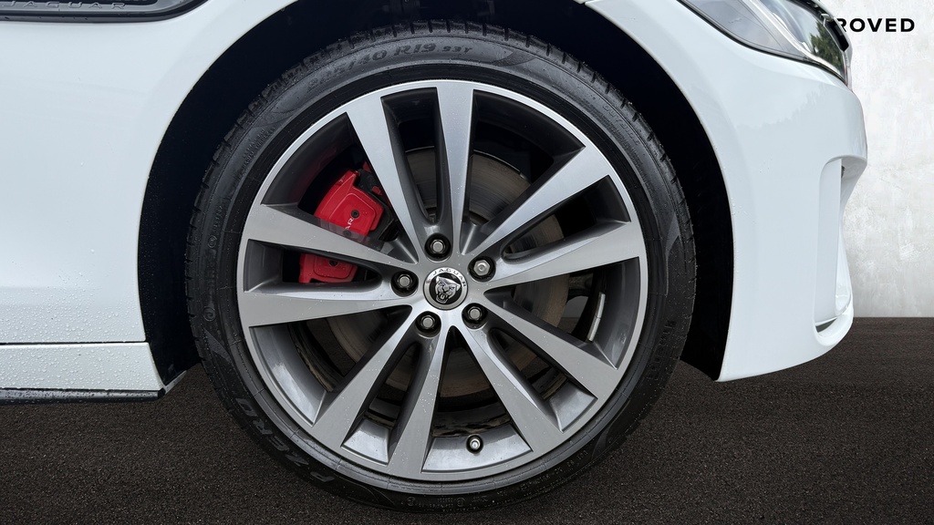 Jaguar XE 2.0 D200 Mhev R-dynamic Se Black Saloon Red #8