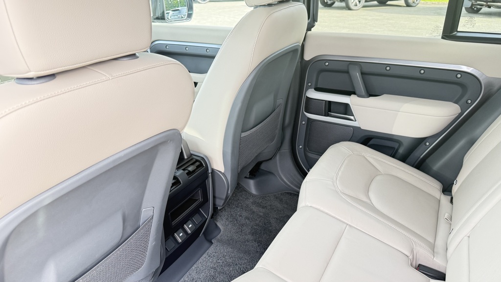 Land Rover Defender 110 3.0 D300 X-dynamic Hse White #47