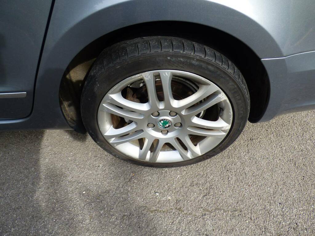 Skoda Superb 2.0 Elegance Tdi Cr 140 Bhp Grey #9
