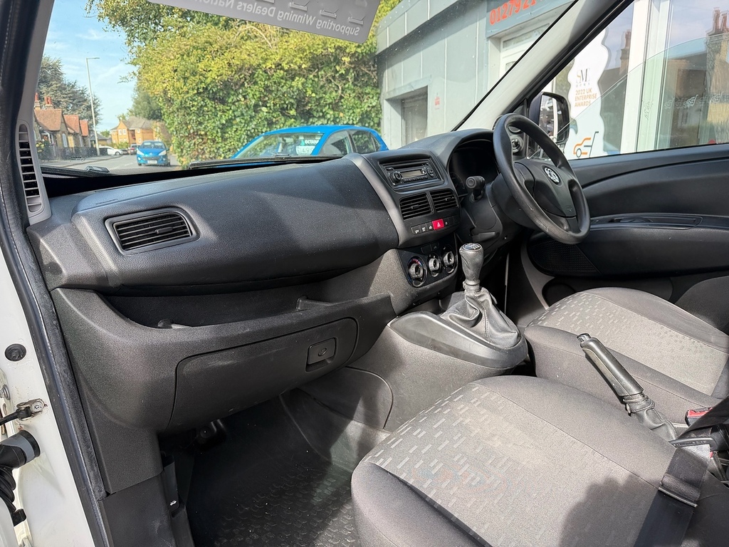 Vauxhall Combo Cdti 2300 White #4