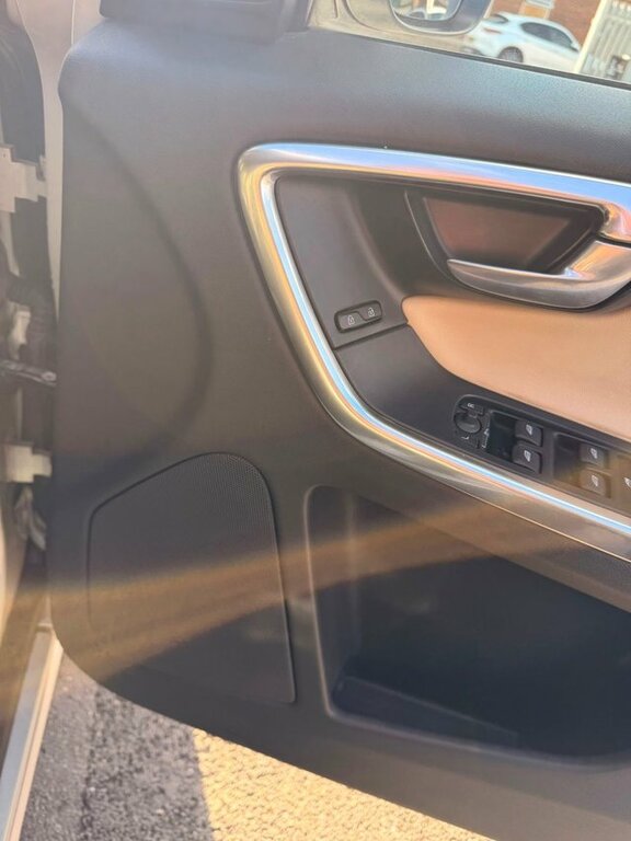 Volvo XC60 Estate Black #12