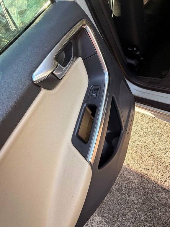 Volvo XC60 Estate Black #16