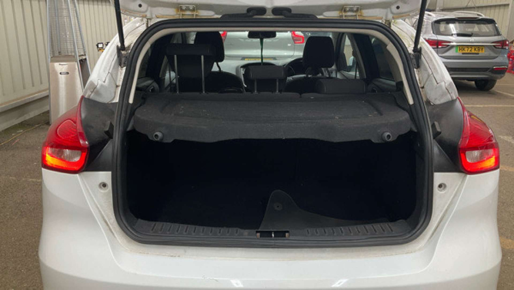 Ford Focus Zetec White #6