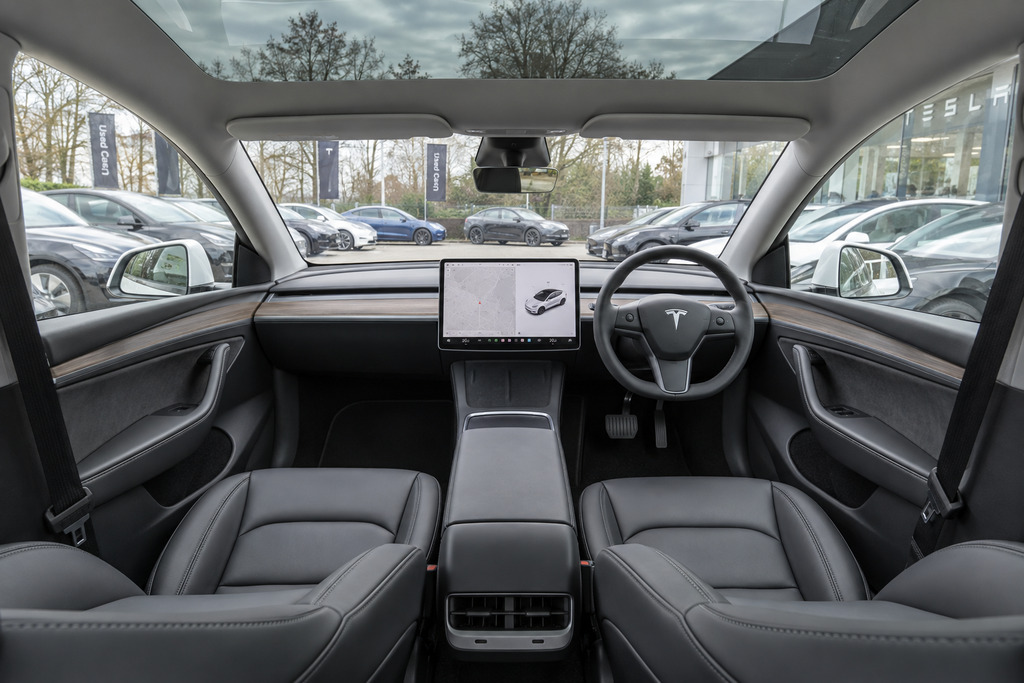 Tesla Model Y Dual Motor Long Range White #6