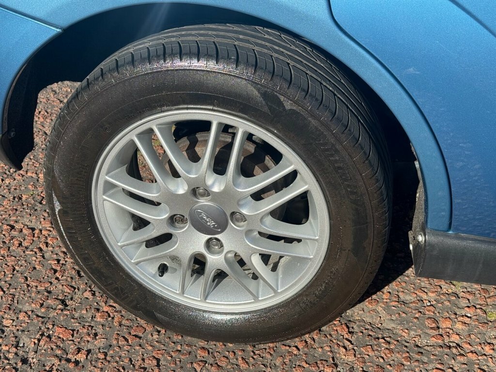 Ford Focus 1.8L Ghia Blue #6
