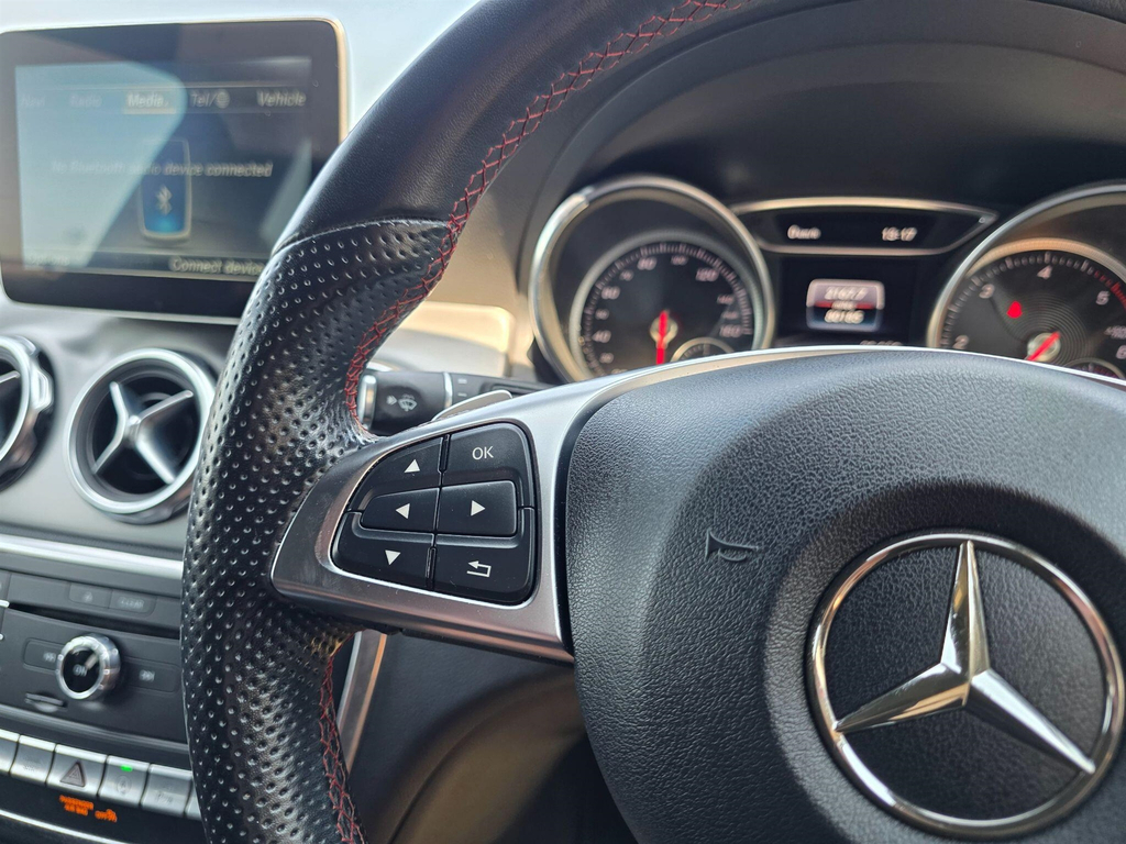 Mercedes-Benz GLA Class Gla 200 Amg Line Premium White #41