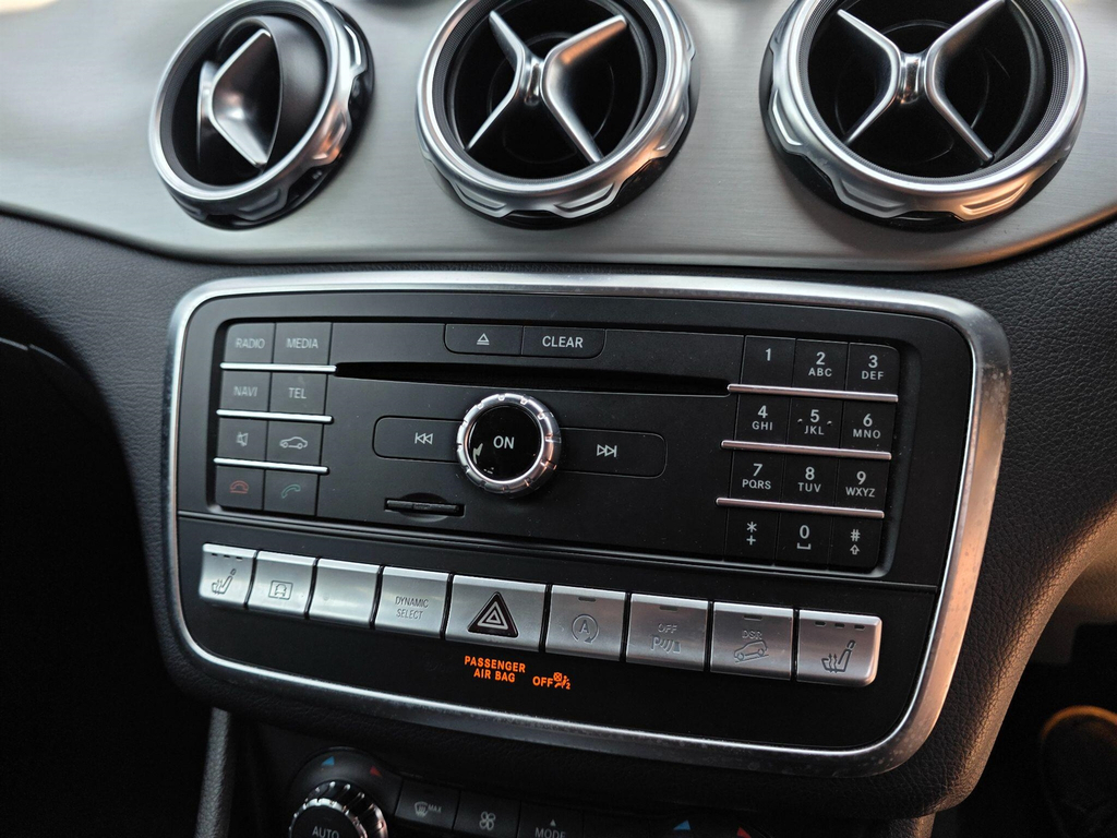 Mercedes-Benz GLA Class Gla 200 Amg Line Premium White #27