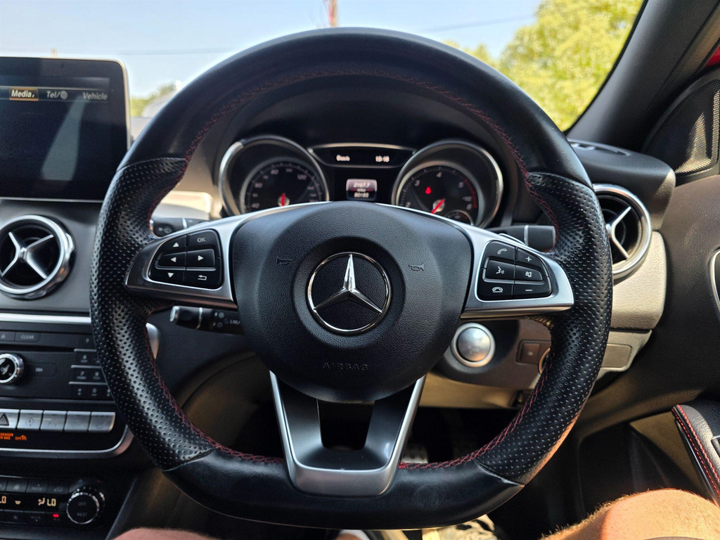 Mercedes-Benz GLA Class Gla 200 Amg Line Premium White #39