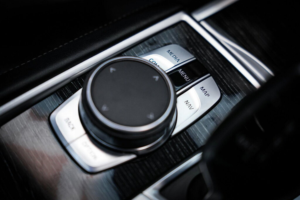 BMW 7 Series 740E M Sport White #35