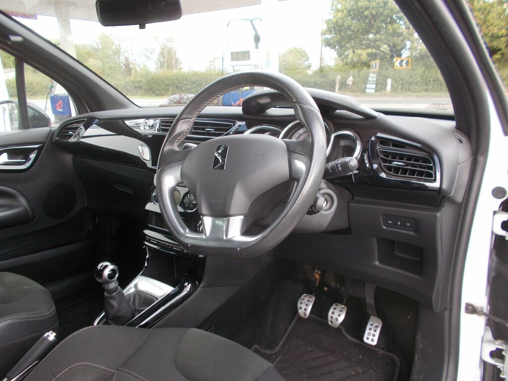DS DS 3 Hatchback 1.2 Puretech Elegance Euro 6 Ss Black #8
