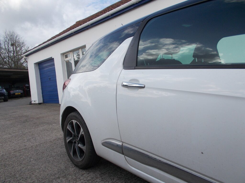 DS DS 3 Hatchback 1.2 Puretech Elegance Euro 6 Ss Black #3