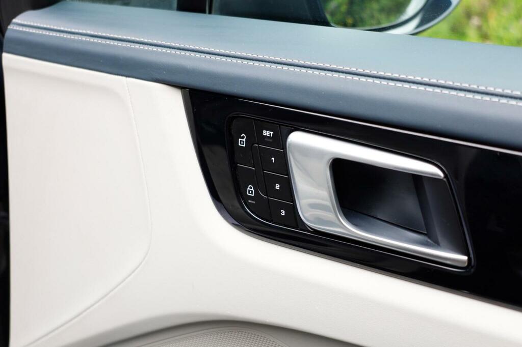 Porsche Cayenne V6 22K Spec Pan Roof Heads Up Display Black #35