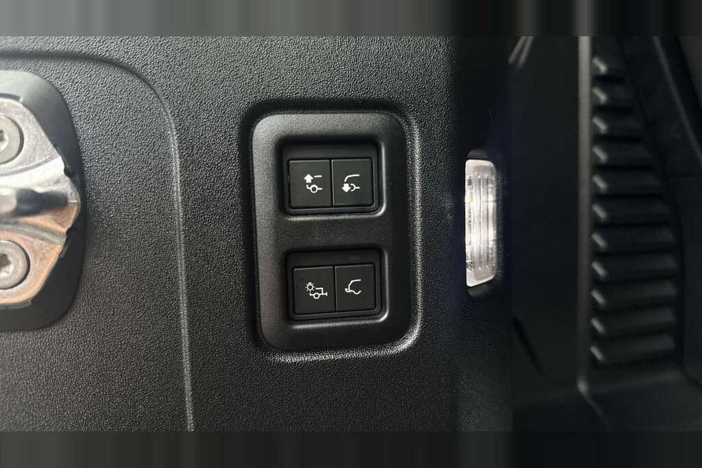 Land Rover Defender 90 3.0 D250 X-dynamic Hse 90 Black #40