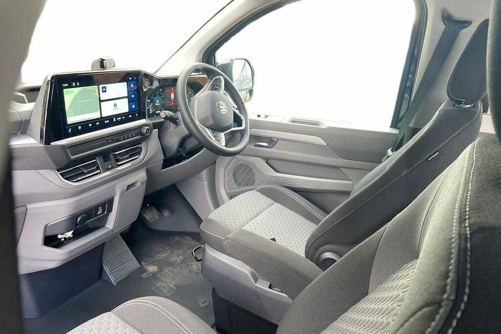 Volkswagen Transporter Shuttle 2.0 Tdi 150Ps Minibus Life 5 Plus Black #2