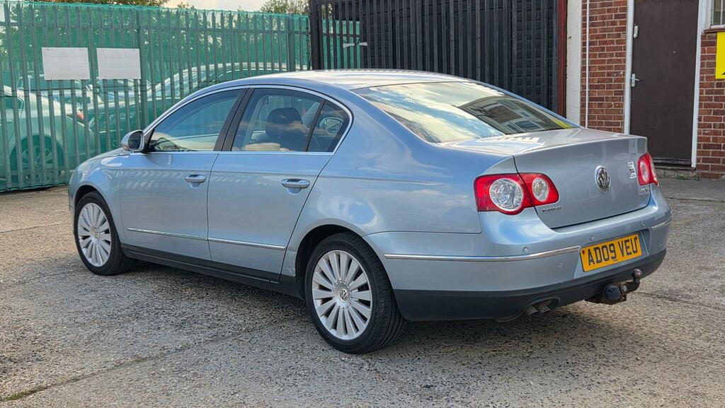 Volkswagen Passat Saloon Blue #4