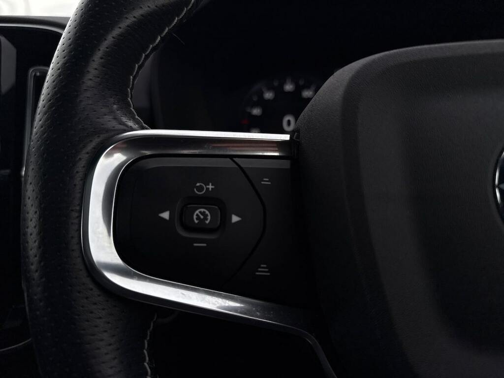 Volvo XC40 2.0 B4p Momentum Awd Silver #25