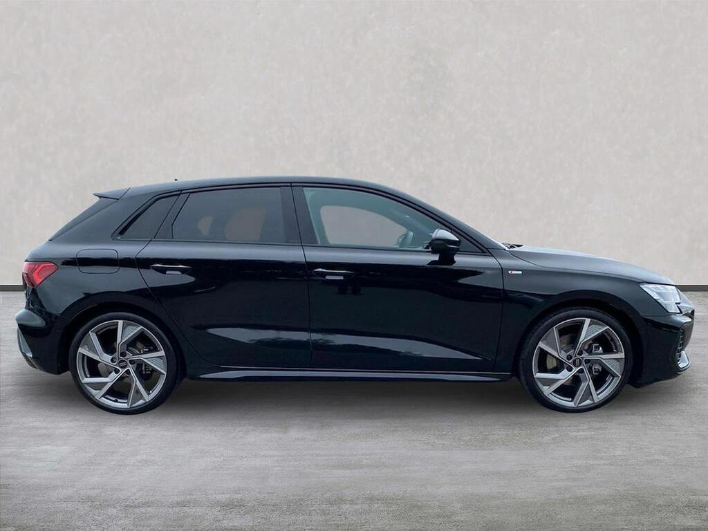 Audi A3 1.5 Tfsi Black Edition Sportback S Tron  #3